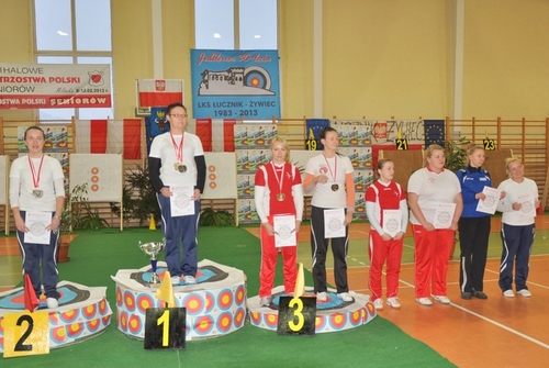 3 Halowe Mistrzostwa Polski Seniorow Zywiec 2013 82 MLKS Dąbrovia Dąbrowa Tarnowska z workiem złotych i srebrnych medali Halowych Mistrzostw Polski Seniorów w Łucznictwie