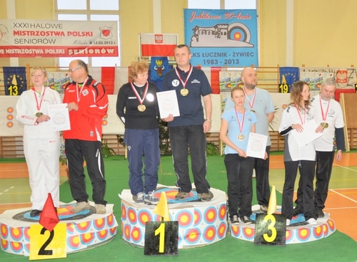 Halowe Mistrzostwa Polski Seniorow Zywiec 2013 7 MLKS Dąbrovia Dąbrowa Tarnowska z workiem złotych i srebrnych medali Halowych Mistrzostw Polski Seniorów w Łucznictwie