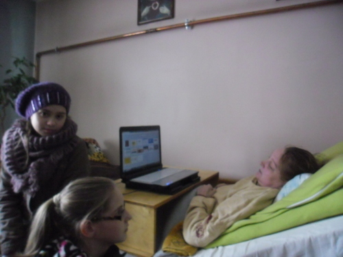 SAM 41121 Trzeba chcieć   uczniowie z Nieczajny Górnej pomogają niepełnosprawnej