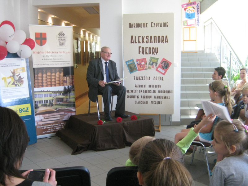 f Narodowe czytanie dzieł Fredry w MBP w Dąbrowie Tarnowskiej