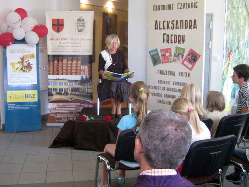 i 002 Narodowe czytanie dzieł Fredry w MBP w Dąbrowie Tarnowskiej