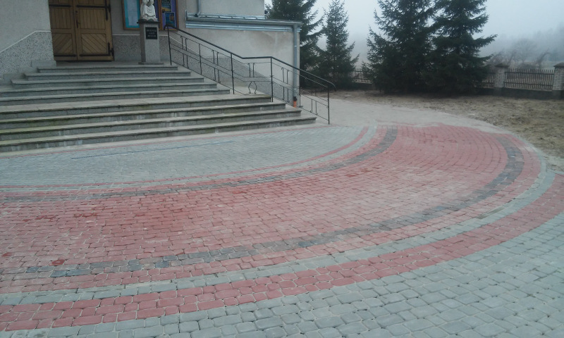 1 AlejkiLipiny3 Kaplica w Lipinach z nowymi alejkami