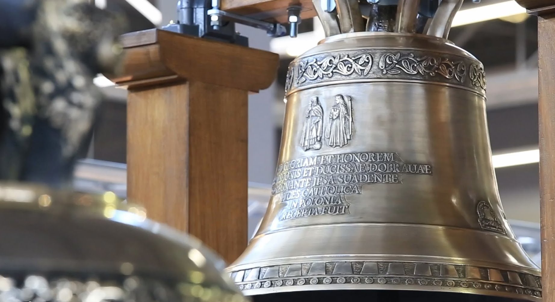 Dzwon Mieszko i Dobrawa Jutro 1050. rocznica Chrztu Polski.  Wywieśmy biało czerwone flagi narodowe.