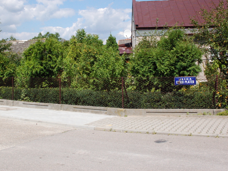 DSC 5935 Nowy chodnik po prawej stronie ul. Emilii Plater