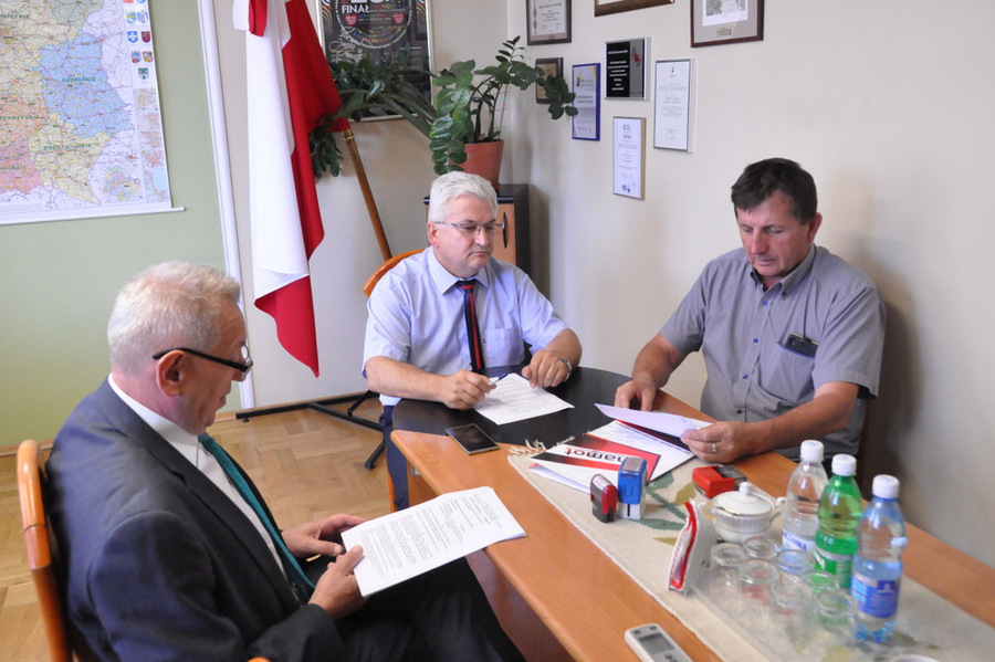 Podpisanie umowy UMDT 1 Umowa na rekultywację składowiska odpadów w Szarwarku podpisana