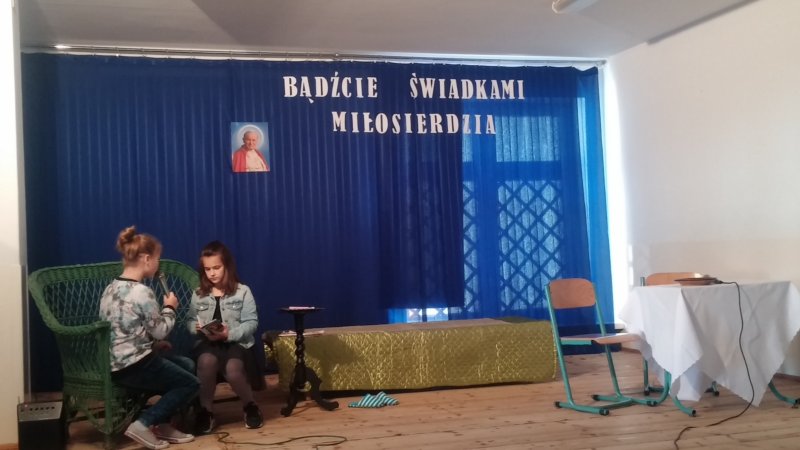 PSP 1 przedstawienie Występy uczniów dąbrowskiej „Jedynki” w Hospicjum i dla Ośrodka Samopomocy w Oleśnicy