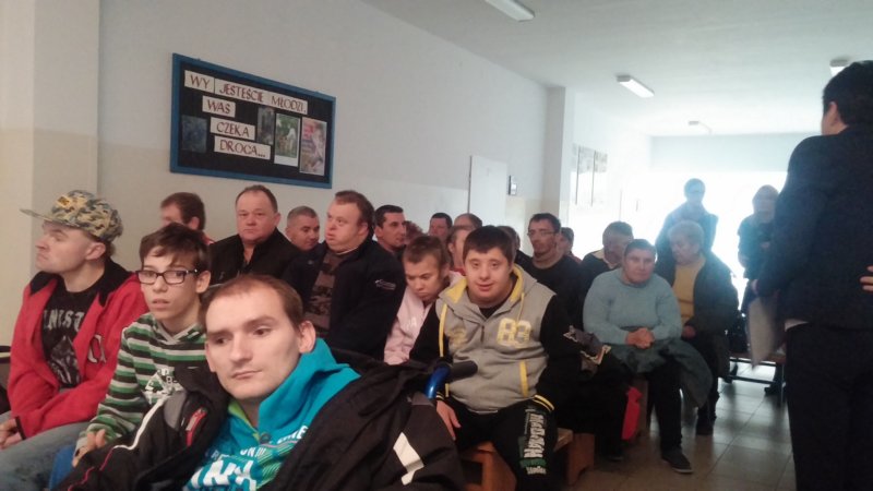 SDS Występy uczniów dąbrowskiej „Jedynki” w Hospicjum i dla Ośrodka Samopomocy w Oleśnicy