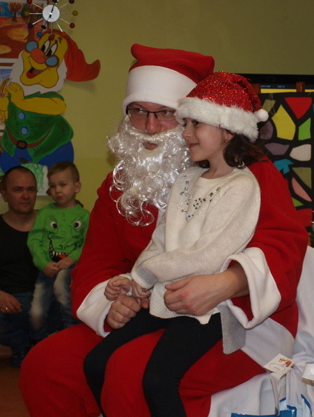 P1010084 Święty Mikołaj trzykrotnym gościem Dąbrowskiego Domu Kultury