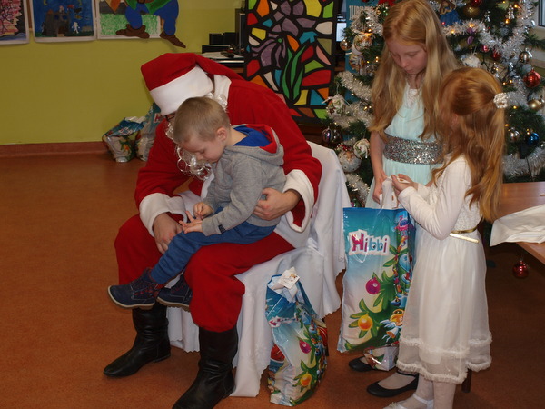 P1010105 Święty Mikołaj trzykrotnym gościem Dąbrowskiego Domu Kultury