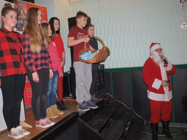 P1010146 Święty Mikołaj trzykrotnym gościem Dąbrowskiego Domu Kultury