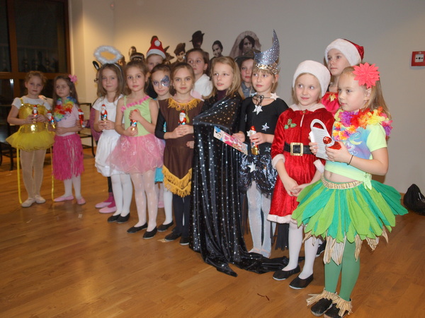 P1019864 Święty Mikołaj trzykrotnym gościem Dąbrowskiego Domu Kultury