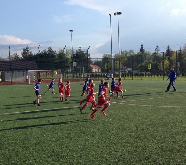 13178565 705693776240266 2750080255649158401 n1 Zwycięstwo dąbrowskich młodzików na wielkanocnym turnieju w Żabnie