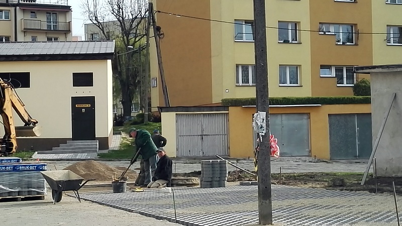 IMG 20170412 082225 Utwardzona nawierzchnia placu wokół Dąbrowskiego Domu Kultury