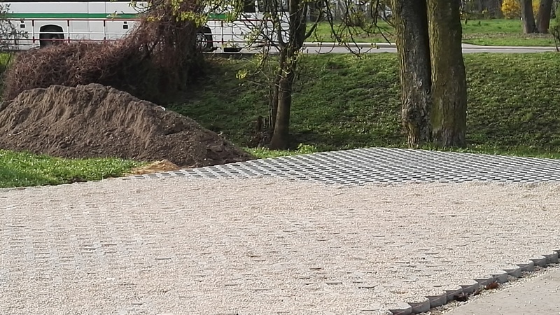 IMG 20170412 082240 Utwardzona nawierzchnia placu wokół Dąbrowskiego Domu Kultury