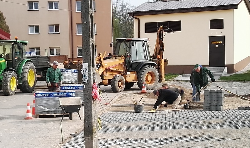 IMG 20170412 082249 Utwardzona nawierzchnia placu wokół Dąbrowskiego Domu Kultury