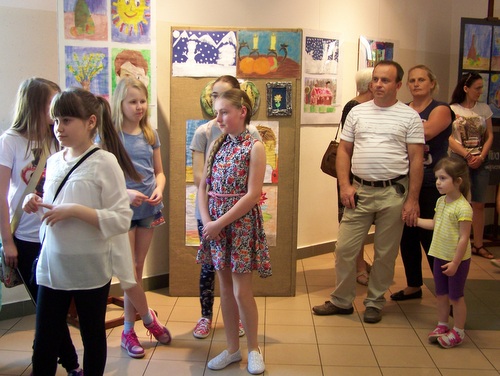 100 6425 Wystawa prac uczestników koła plastycznego w Dąbrowskim Domu Kultury