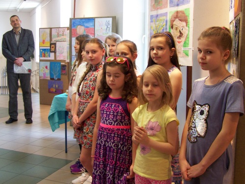 100 6428 Wystawa prac uczestników koła plastycznego w Dąbrowskim Domu Kultury