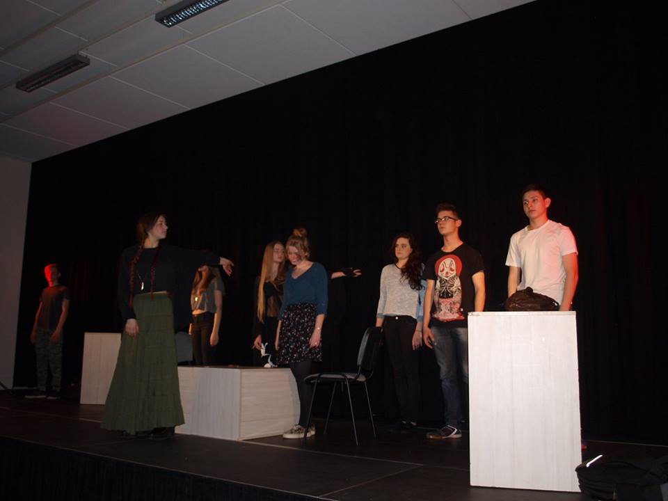 18424130 1999756520257070 5381214255194850203 n Dwa sukcesy zespołów teatralnych z DDK na Teatralnych Lustrach w Brzesku