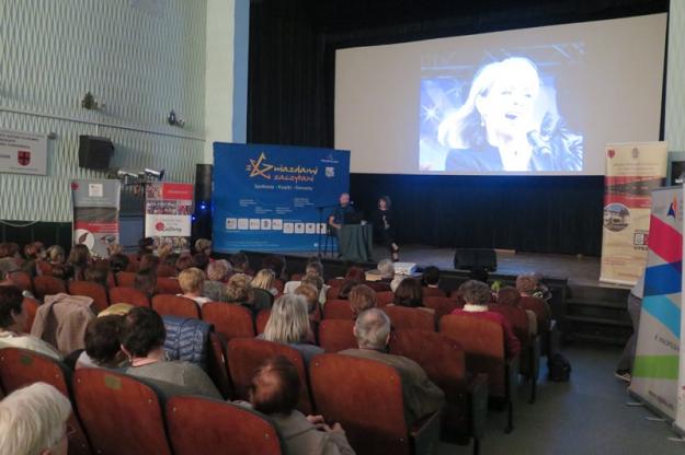 IMG 9567 Obchody „Tygodnia Bibliotek” i Dnia Bibliotekarza w Miejskiej Bibliotece Publicznej im. Marii Kozaczkowej w Dąbrowie Tarnowskiej z Izabelą Trojanowską i Dariuszem Rekoszem