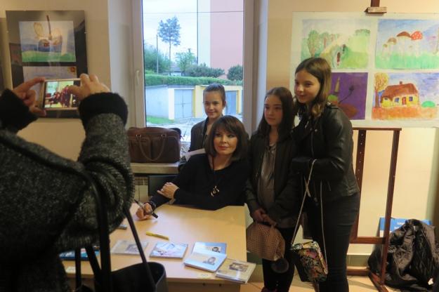 IMG 9701 Obchody „Tygodnia Bibliotek” i Dnia Bibliotekarza w Miejskiej Bibliotece Publicznej im. Marii Kozaczkowej w Dąbrowie Tarnowskiej z Izabelą Trojanowską i Dariuszem Rekoszem