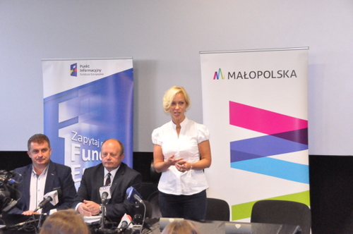 1 DSC 0567 Umowa z Marszałkiem na głęboką termomodernizację obiektów w Gminie Dąbrowa Tarnowska podpisana