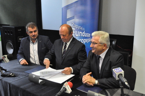 3 DSC 0578 Umowa z Marszałkiem na głęboką termomodernizację obiektów w Gminie Dąbrowa Tarnowska podpisana