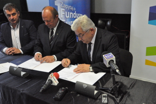 4 DSC 0582 Umowa z Marszałkiem na głęboką termomodernizację obiektów w Gminie Dąbrowa Tarnowska podpisana