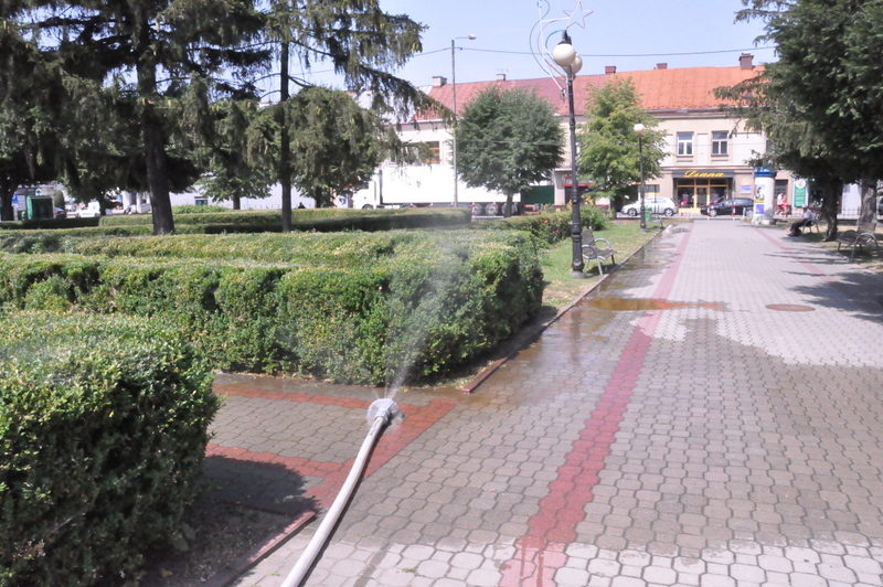 1 DSC 0146 Kurtyna wodna na dąbrowskim rynku