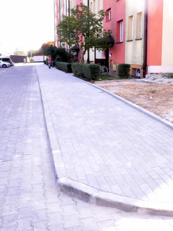 DSC 0945 Nowa nawierzchnia chodnika przed blokiem nr 5 na osiedlu Westerplatte