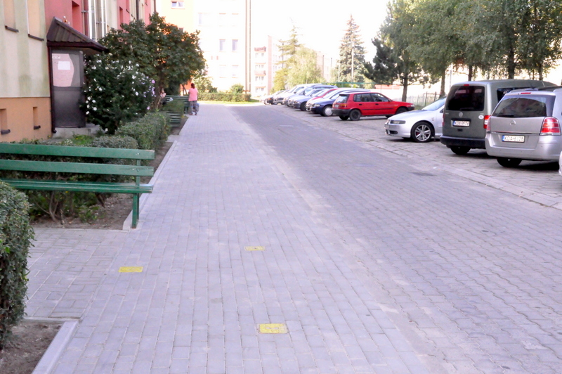DSC 0954 Nowa nawierzchnia chodnika przed blokiem nr 5 na osiedlu Westerplatte