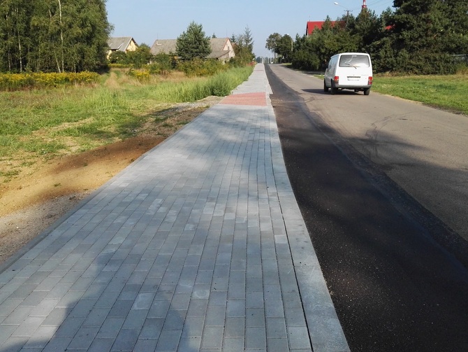 IMG 20170829 0824131 Gmina Dąbrowa Tarnowska dofinansowuje budowę chodników przy drogach powiatowych
