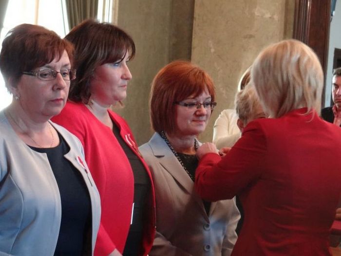 C Medal Komisji Edukacji Narodowej dla Ireny Klich – nauczycielki Publicznej Szkoły Podstawowej w Nieczajnie Górnej