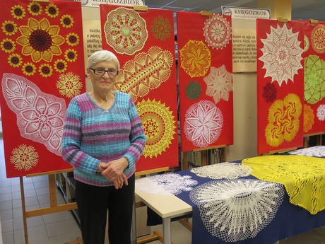 IMG 37211 Zachwycające „Szydełkowe wariacje” w Miejskiej Bibliotece Publicznej im. Marii Kozaczkowej  w Dąbrowie Tarnowskiej