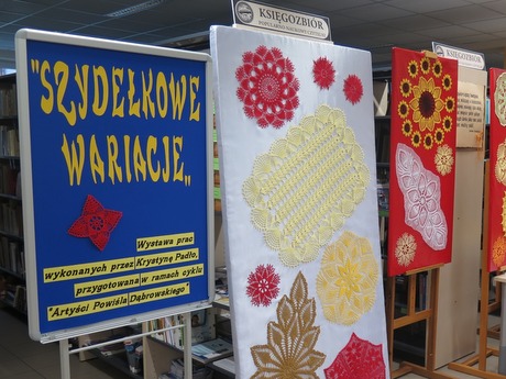 IMG 3781 Zachwycające „Szydełkowe wariacje” w Miejskiej Bibliotece Publicznej im. Marii Kozaczkowej  w Dąbrowie Tarnowskiej