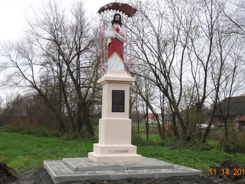 DSC03431 Renowacja kamiennej figury Serca Pana Jezusa w Brniku