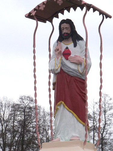 DSC03434 Renowacja kamiennej figury Serca Pana Jezusa w Brniku