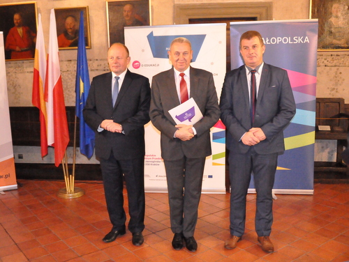 Wręczenie umów na realizację projektów z zakresu wychowania przedszkolnego DSC 00571 Wręczenie umów na realizację projektów z zakresu wychowania przedszkolnego