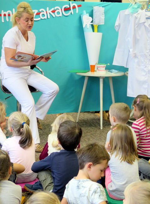 IMG 5038 Poranek z bajką o mleczakach w Miejskiej Bibliotece Publicznej im. Marii Kozaczkowej w Dąbrowie Tarnowskiej