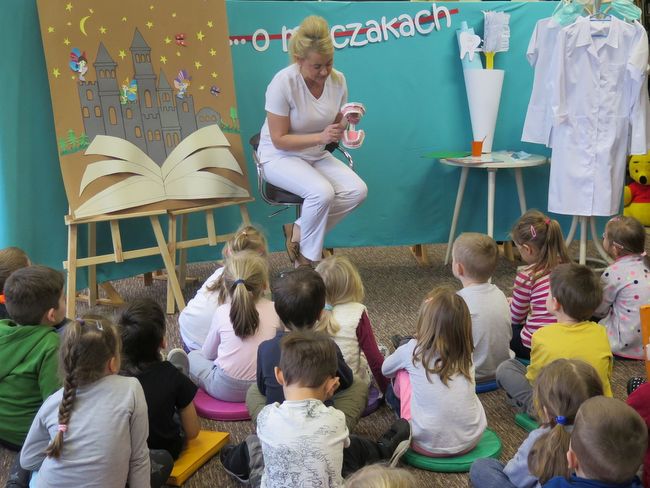 IMG 50461 Poranek z bajką o mleczakach w Miejskiej Bibliotece Publicznej im. Marii Kozaczkowej w Dąbrowie Tarnowskiej