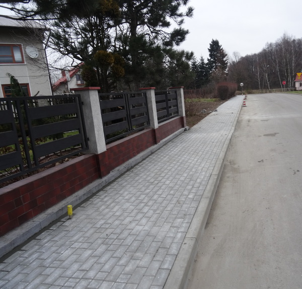 DSC03641 Zakończono I etap budowy chodnika przy ul. Sportowej w Dąbrowie Tarnowskiej