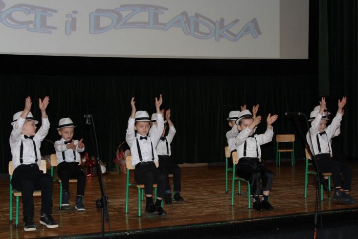 IMG 0043 Uroczyste świętowanie Dnia Babci i Dziadka przez Publiczne Przedszkole Nr 2