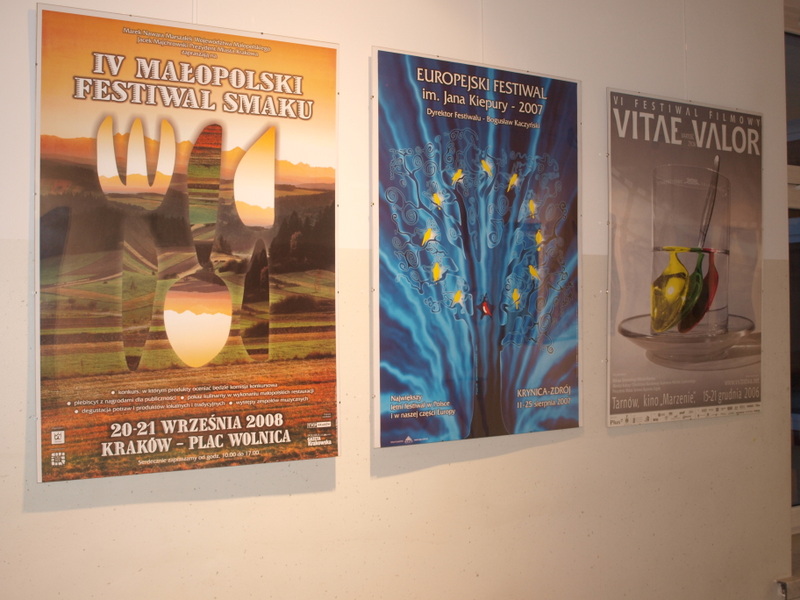P1010019 Plakaty Piotra Barszczewskiego w galerii Dąbrowskiego Domu Kultury