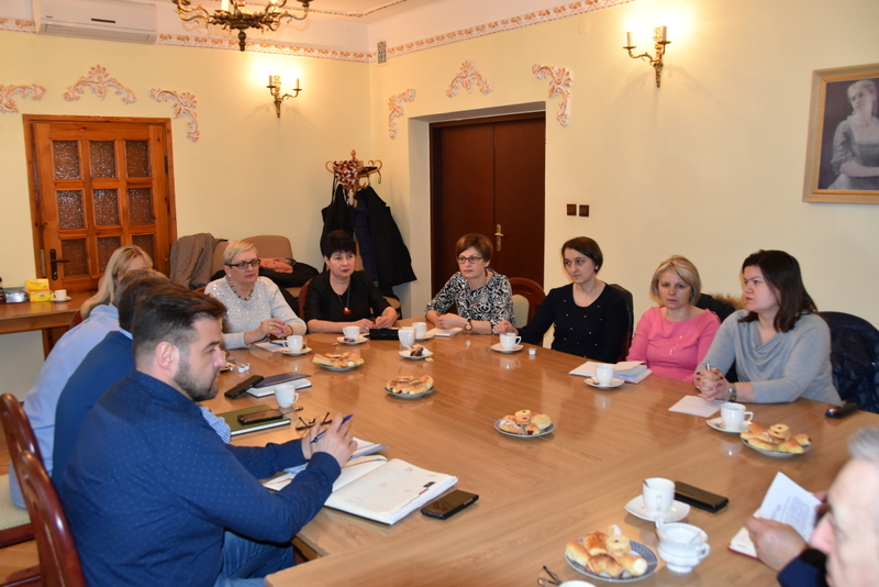 DSC 0542 Burmistrz i kadra kierownicza gminnych szkół na wspólnej naradzie