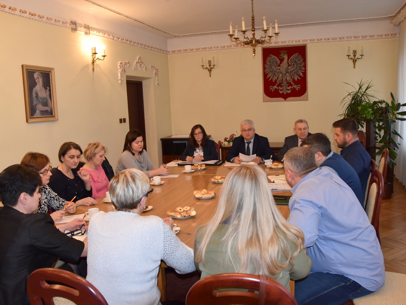 DSC 0543 Burmistrz i kadra kierownicza gminnych szkół na wspólnej naradzie