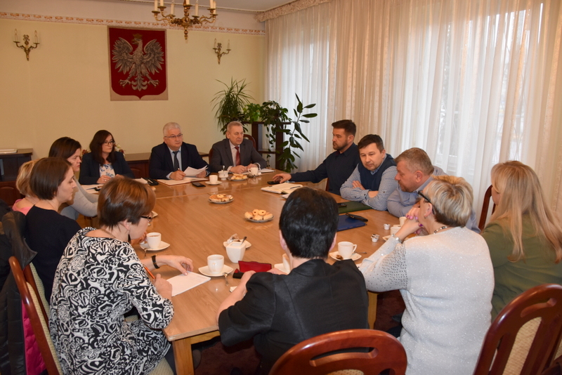 DSC 0545 Burmistrz i kadra kierownicza gminnych szkół na wspólnej naradzie