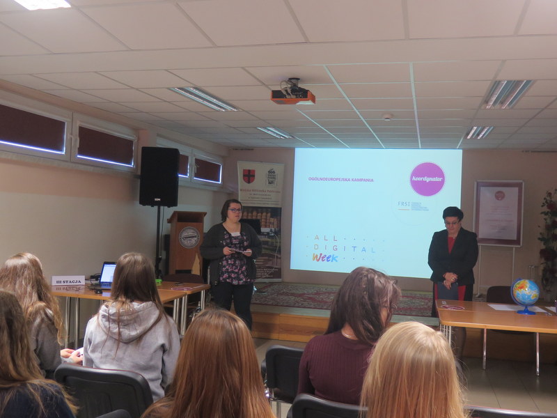 IMG 8728 Krytyczne myślenie w „Tygodniu z Internetem” w Miejskiej Bibliotece Publicznej