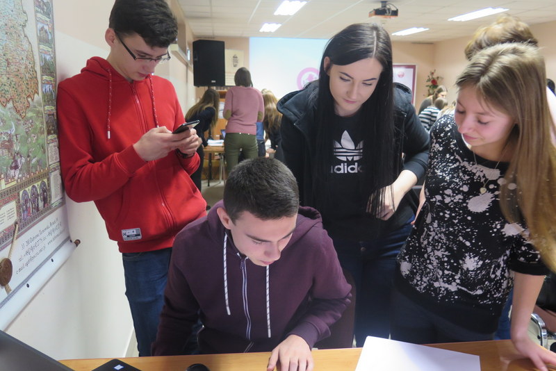 IMG 8739 Krytyczne myślenie w „Tygodniu z Internetem” w Miejskiej Bibliotece Publicznej