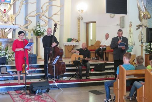 IMG 13991 Koncert Tomka Kamińskiego w Gruszowie Wielkim w ramach projektu   „Z Gwiazdami … nie tylko zaczytani”