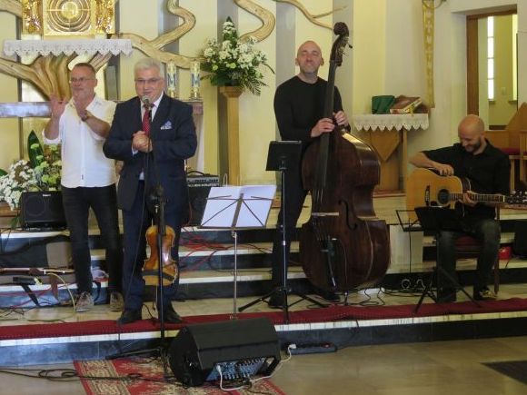 IMG 1490 Koncert Tomka Kamińskiego w Gruszowie Wielkim w ramach projektu   „Z Gwiazdami … nie tylko zaczytani”