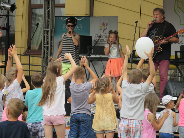 1 IMG 1721 Jan Wojdak zaśpiewał „Tęczowe piosenki” podczas Rodzinnego Pikniku Integracyjnego